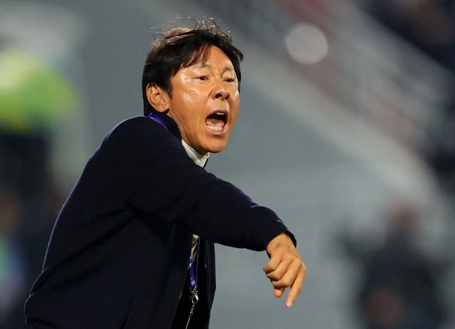 hlv-shin-tae-yong-gui-thu-chien-toi-hlv-troussier-quyet-gianh-chien-thang