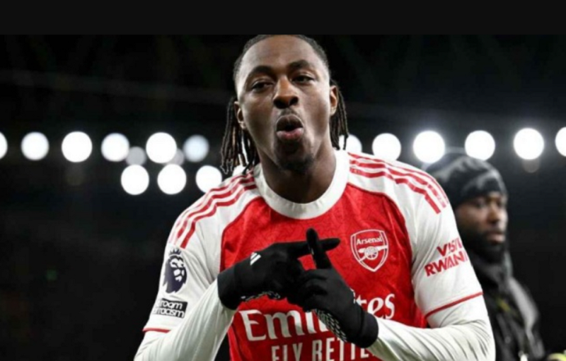 eze-bung-no-tai-emirates-cau-tra-loi-manh-me-gui-toi-thomas